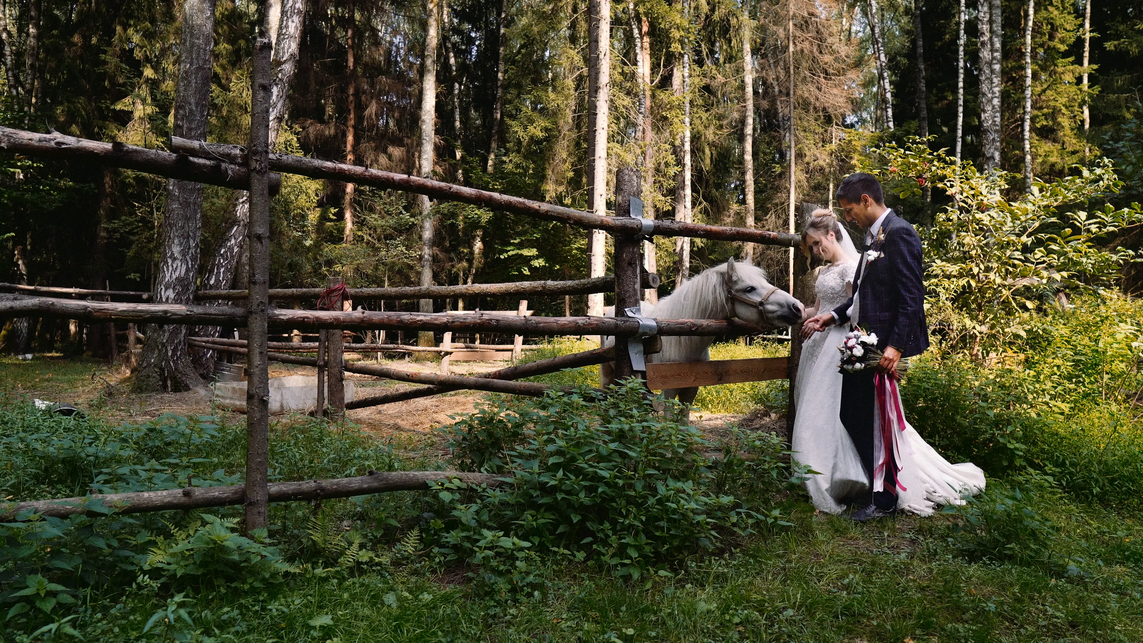 Свадебный фотограф в Краснодаре снимает свадебную прогулку